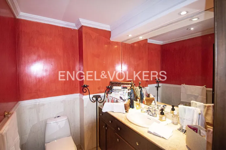 Apartamento de 3 alcobas en venta en Los Rosales, Bogotá, 218 m² · foto 8 de 17