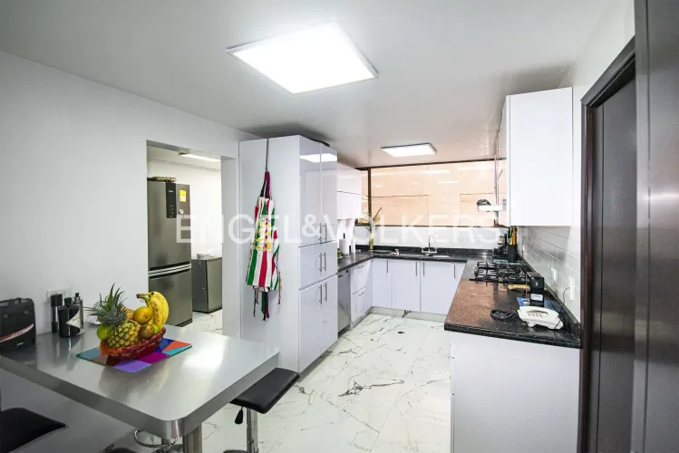 Apartamento de 3 alcobas en venta en Los Rosales, Bogotá, 218 m² · foto 6 de 17
