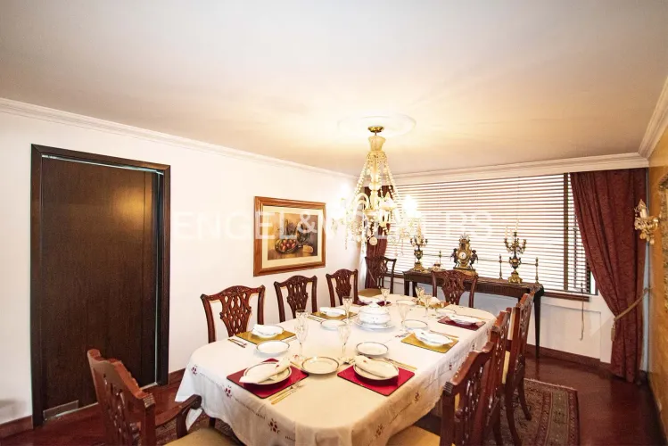 Apartamento de 3 alcobas en venta en Los Rosales, Bogotá, 218 m² · foto 4 de 17