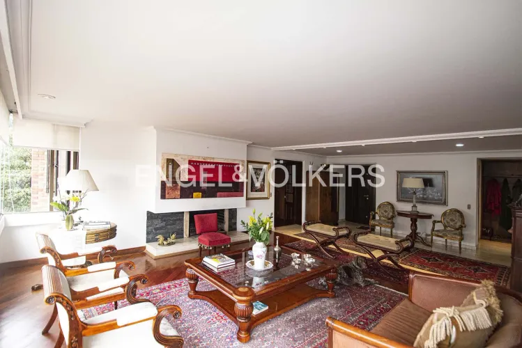 Apartamento de 3 alcobas en venta en Los Rosales, Bogotá, 218 m² · foto 2 de 17