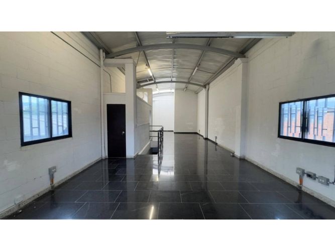 Bodega en arriendo en Trinidad, Medellín, 120 m² · foto 2 de 10