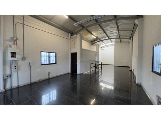 Bodega en arriendo en Trinidad, Medellín, 120 m² · foto 5 de 10