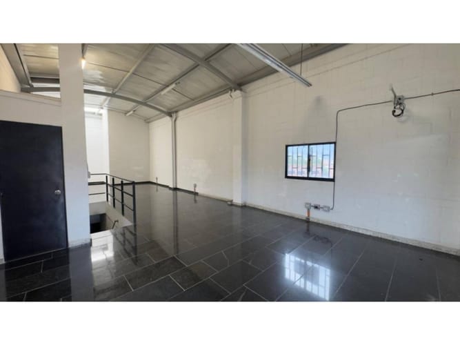 Bodega en arriendo en Trinidad, Medellín, 120 m² · foto 6 de 10