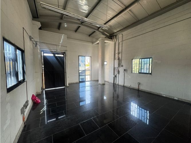 Bodega en arriendo en Trinidad, Medellín, 120 m² · foto 7 de 10