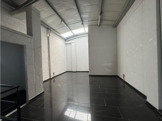 Bodega en arriendo en Trinidad, Medellín, 120 m² · foto 9 de 10