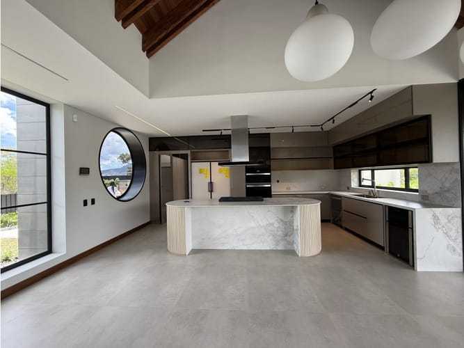 Casa de 4 alcobas en venta en El Capiro, Rionegro, 463 m² · foto 2 de 17