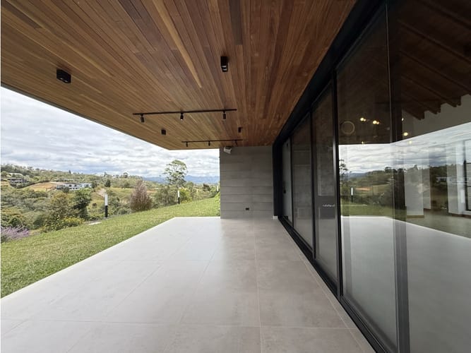 Casa de 4 alcobas en venta en El Capiro, Rionegro, 463 m² · foto 4 de 17