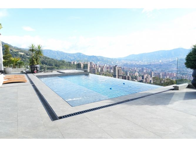 Casa de 12 alcobas en venta en Las Palmas, Medellín, 1550 m² · foto 2 de 24