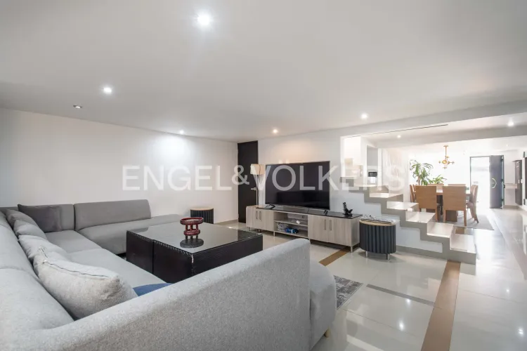 Casa de 5 alcobas en venta en Pontevedra, Bogotá, 430 m² · foto 2 de 20