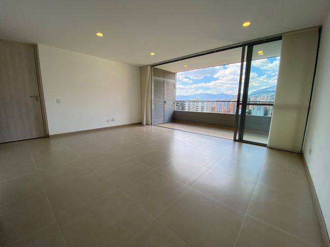 Apartamento de 3 alcobas en arriendo en Los Balsos, Medellín, 130 m² · foto 2 de 17