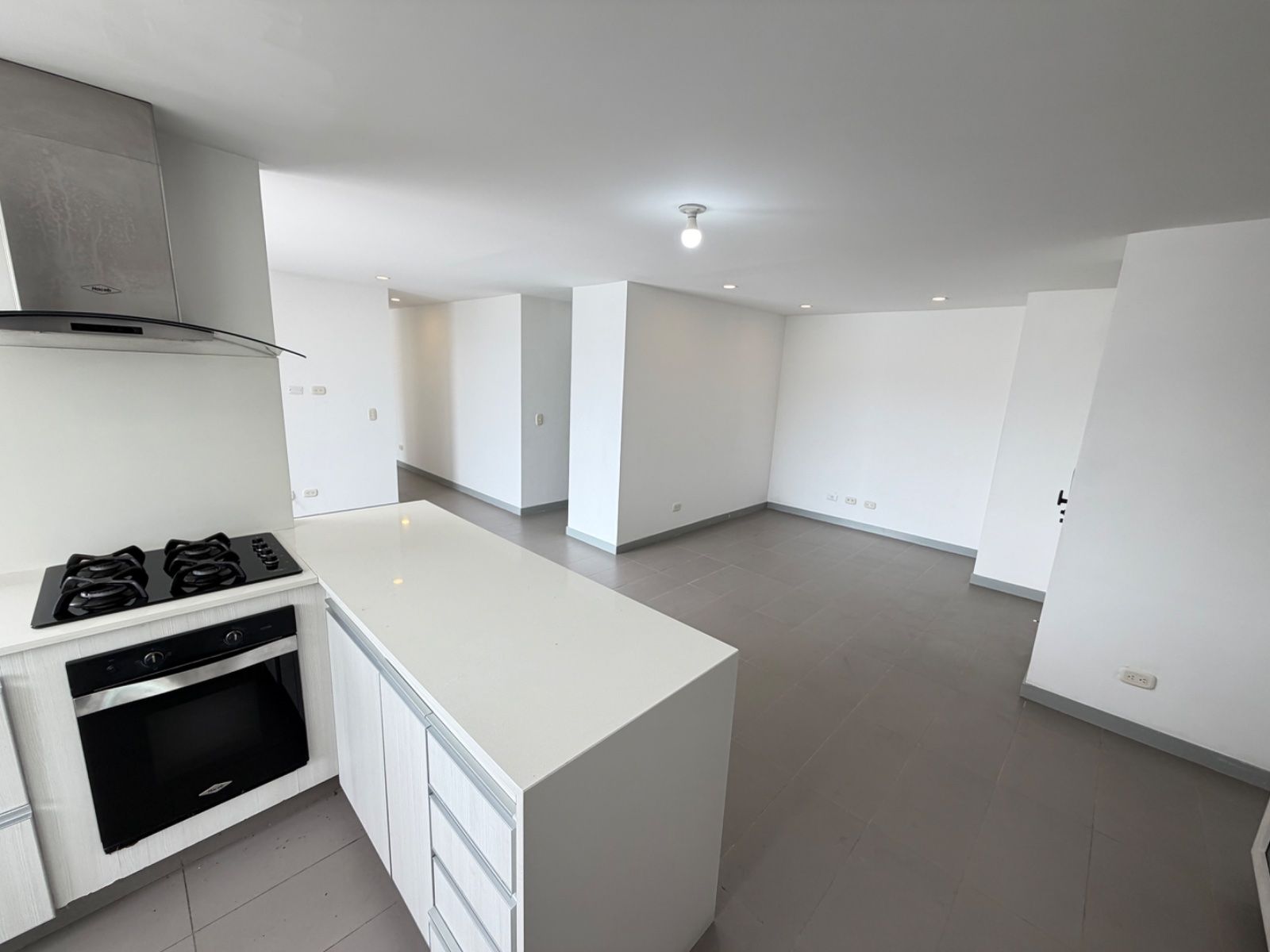 Apartamento en arriendo en Castropol, Medellín · foto 2 de 15