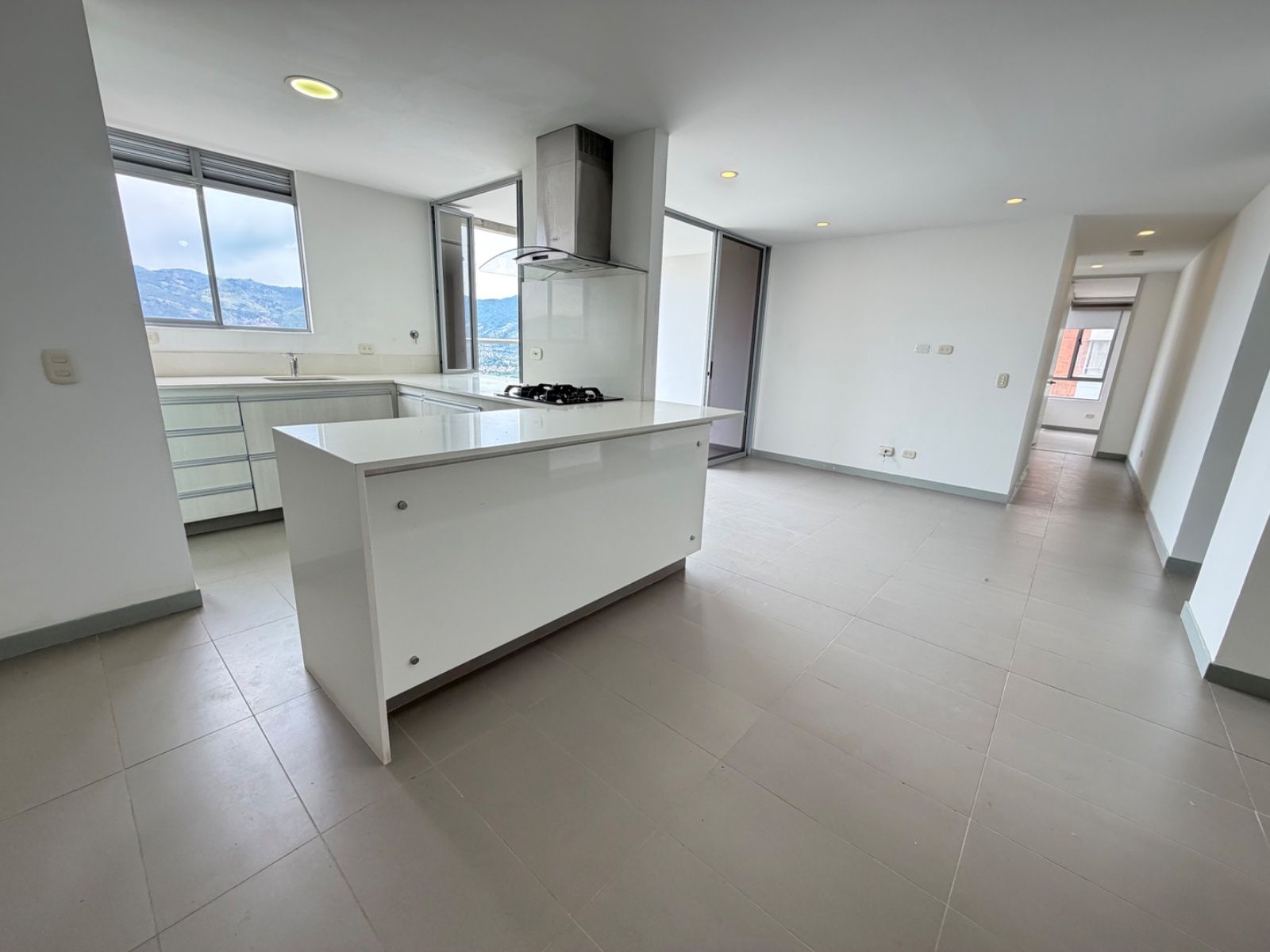 Apartamento en arriendo en Castropol, Medellín · foto 3 de 15