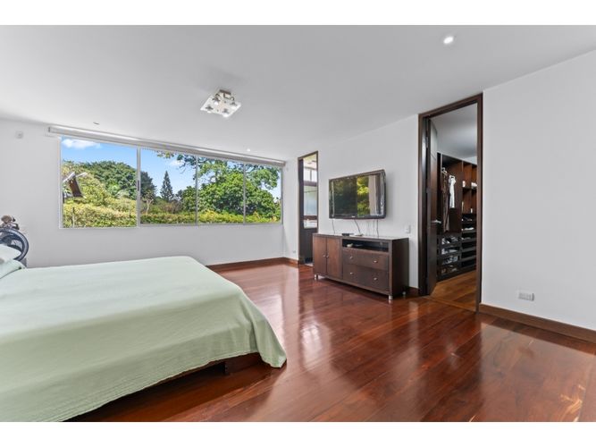 Apartamento de 3 alcobas en venta en San Lucas, Medellín, 378 m² · foto 16 de 24