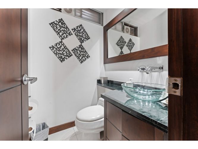 Apartamento de 3 alcobas en venta en San Lucas, Medellín, 378 m² · foto 21 de 24
