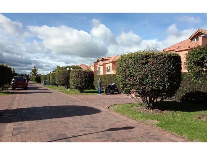 Casa de 6 alcobas en venta en La Iglesia, Chía, 257 m² · foto 2 de 24