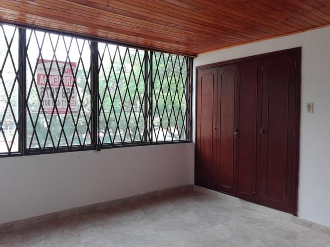 Casa de 3 alcobas en venta en Champagnat, Cali, 102 m² · foto 2 de 6