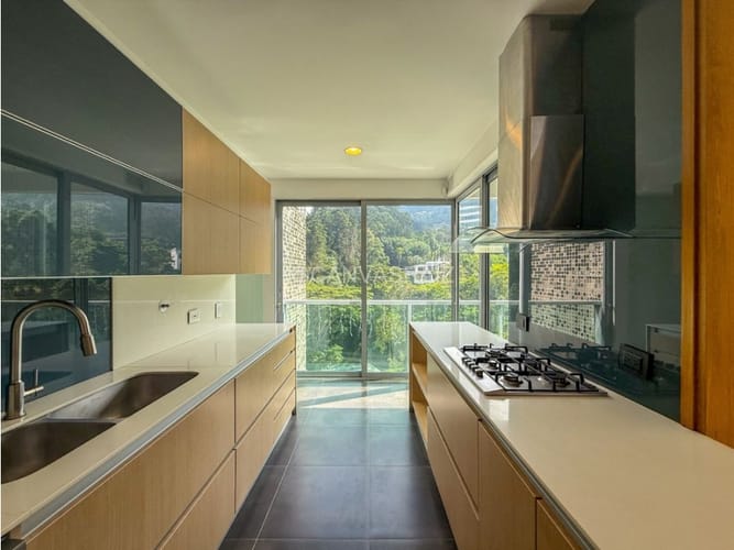 Apartamento de 3 alcobas en venta en Las Lomas, Medellín, 245 m² · foto 8 de 18