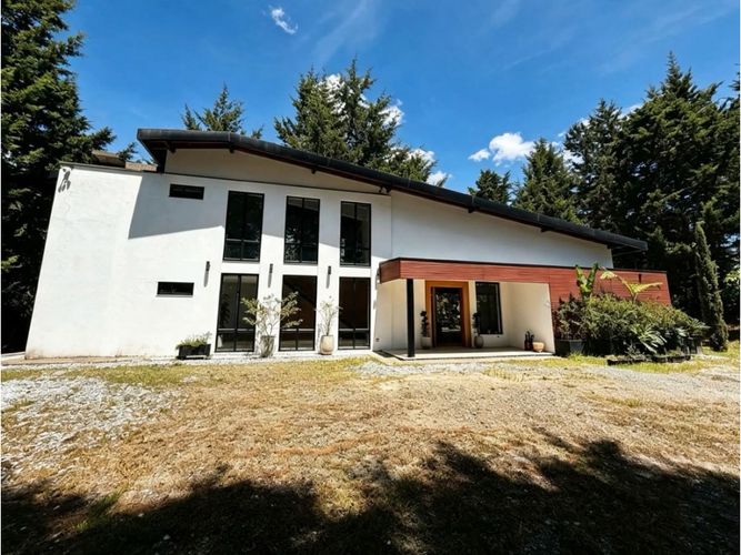 Casa de 3 alcobas en venta en La Mosquita, Guarne, 320 m² · foto 2 de 14