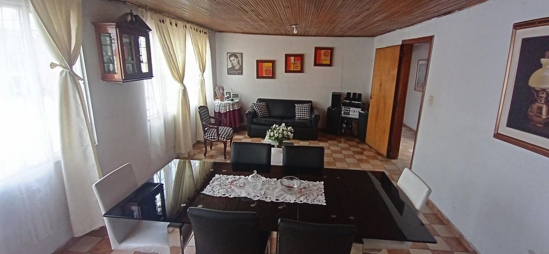 Casa de 4 alcobas en venta en El Vergel, Bogotá, 240 m² · foto 2 de 24