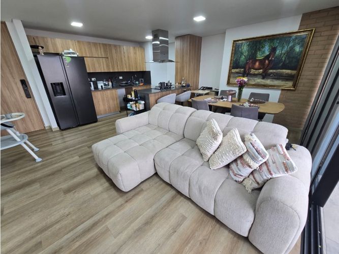 Apartamento de 3 alcobas en venta en Los Colores, Medellín, 94 m² · foto 3 de 13