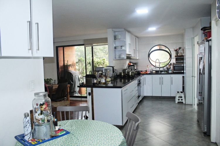 Apartamento de 3 alcobas en venta en Santa Barbara, Bogotá, 188 m² · foto 11 de 24