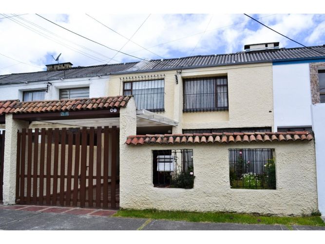 Casa de 4 alcobas en venta en Pontevedra, Bogotá, 287 m² · foto 2 de 23
