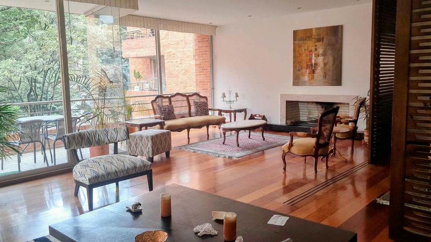 Apartamento de 3 alcobas en venta en El Virrey, Bogotá, 227 m² · foto 2 de 21