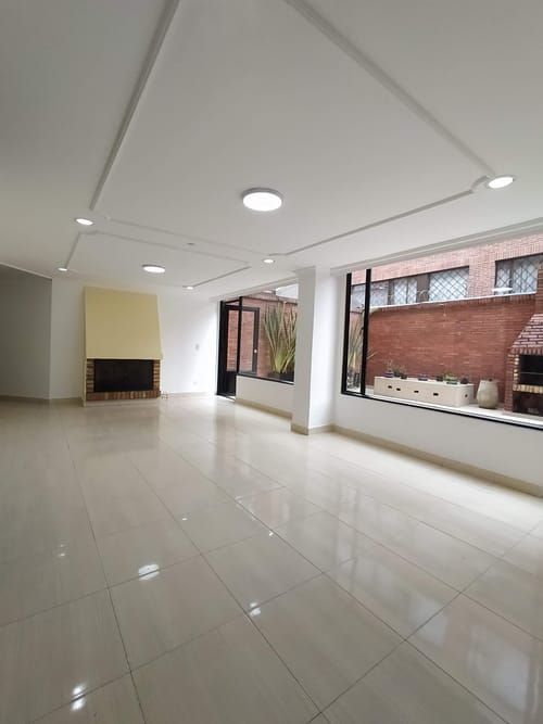 Apartamento de 3 alcobas en venta en Santa Barbara, Bogotá, 135 m² · foto 2 de 24