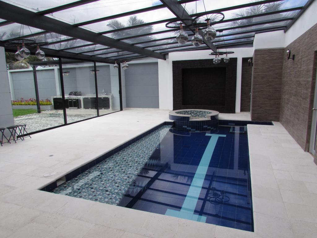 Casa en venta en San Jose De Bavaria, Bogotá · foto 2 de 24