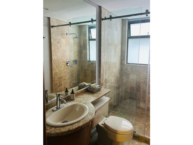Apartamento de 4 alcobas en venta en El Poblado, Medellín, 249 m² · foto 23 de 24