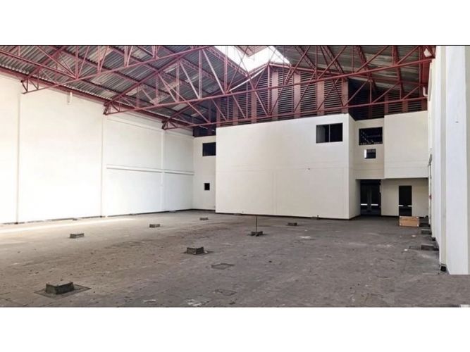Bodega en venta en El Piloto, Cali, 2300 m² · foto 3 de 11