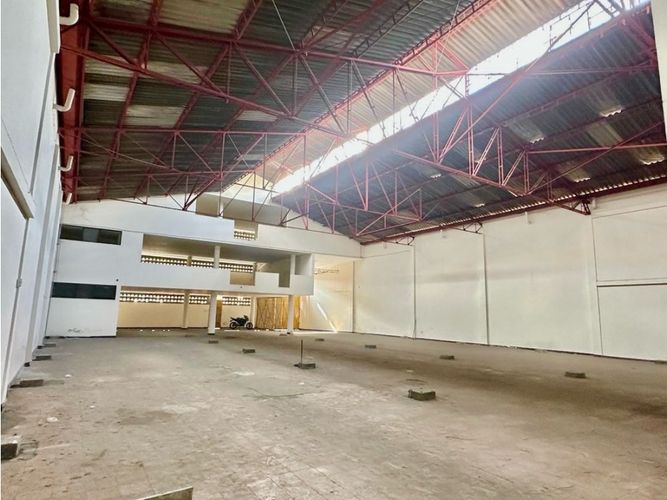 Bodega en venta en El Piloto, Cali, 2300 m² · foto 4 de 11