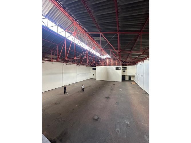 Bodega en venta en El Piloto, Cali, 2300 m² · foto 5 de 11