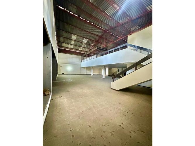 Bodega en venta en El Piloto, Cali, 2300 m² · foto 8 de 11