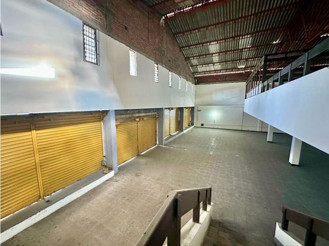 Bodega en venta en El Piloto, Cali, 2300 m² · foto 9 de 11