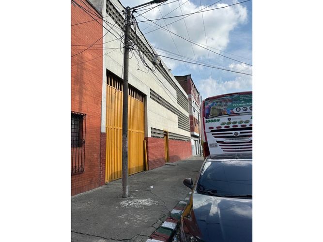 Bodega en venta en El Piloto, Cali, 2300 m² · foto 11 de 11