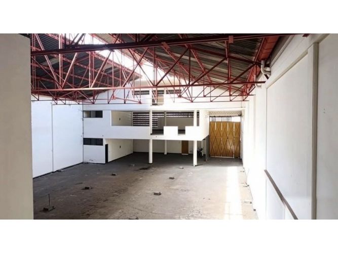 Bodega en arriendo en El Piloto, Cali, 2300 m² · foto 2 de 11