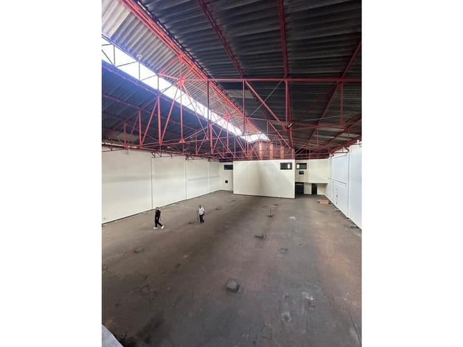 Bodega en arriendo en El Piloto, Cali, 2300 m² · foto 5 de 11