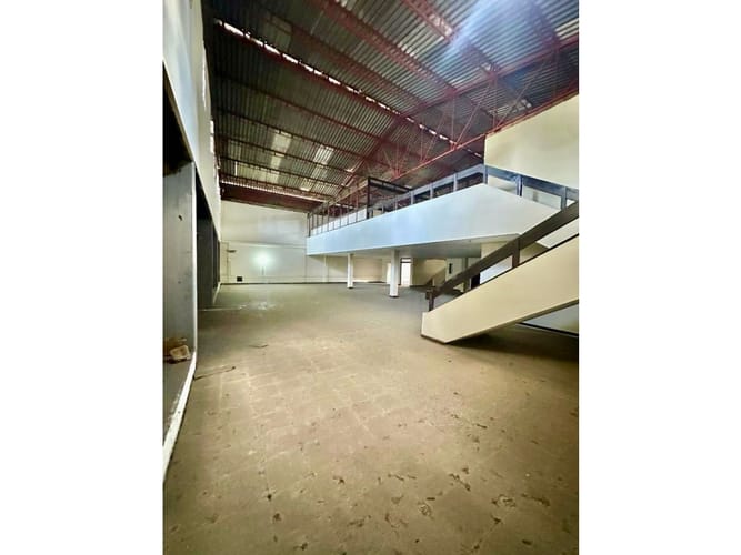 Bodega en arriendo en El Piloto, Cali, 2300 m² · foto 8 de 11