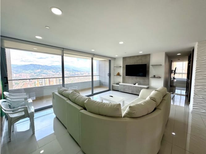Apartamento de 3 alcobas en venta en Loma De Las Brujas, Envigado, 147 m² · foto 2 de 24