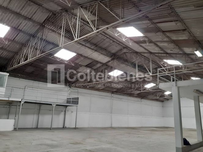 Bodega en arriendo en La Aguacatala, Medellín, 1430 m² · foto 2 de 13