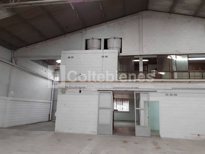 Bodega en arriendo en La Aguacatala, Medellín, 1430 m² · foto 6 de 13