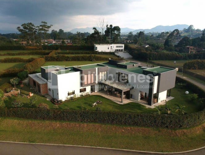 Casa de 5 alcobas en venta en Llano Grande, Rionegro, 800 m² · foto 2 de 24