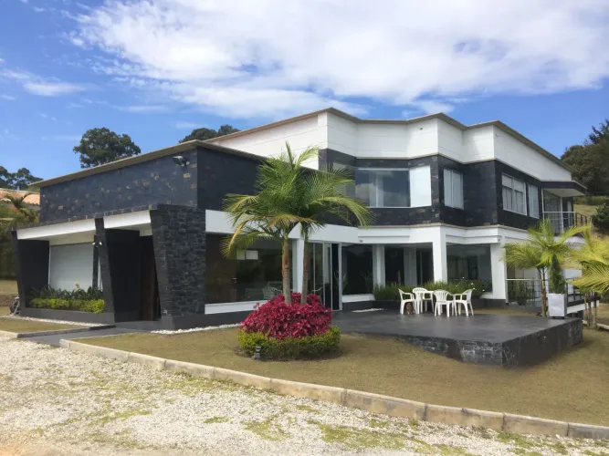 Casa de 6 alcobas en venta en Quirama, El Carmen de Viboral · foto 2 de 24
