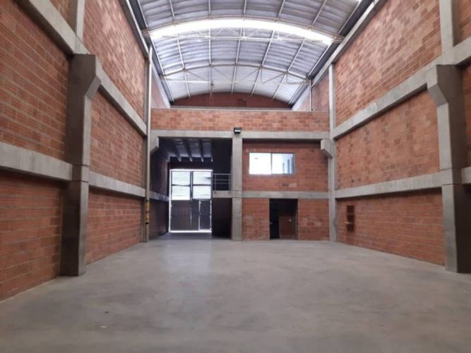 Bodega en arriendo en Suramérica, Itagüí, 430 m² · foto 2 de 9