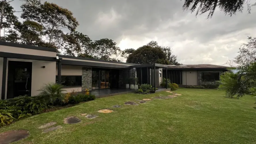 Casa de 3 alcobas en venta en Guamito, La Ceja · foto 2 de 24
