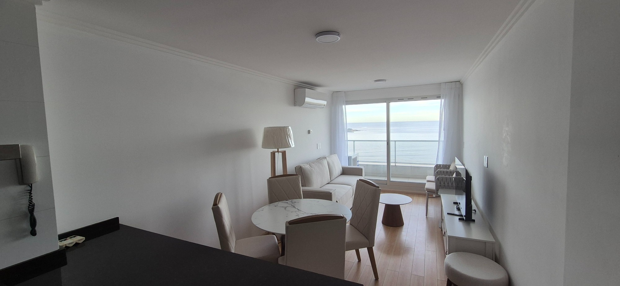 Sobre Ramblay frente aplaya Malvín.Piso alto panorámico, con terraza. Equipado y muebles;2 dorm,2 baños.Garaje.Vigilancia.Barbacoa,gimnasio · Foto 6