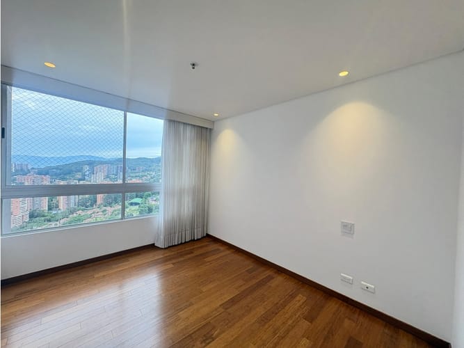 Apartamento de 4 alcobas en arriendo en El Poblado, Medellín, 200 m² · foto 14 de 22