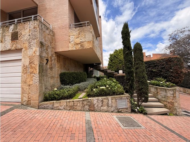 Casa de 5 alcobas en venta en Cerros De Niza, Bogotá, 410 m² · foto 2 de 24