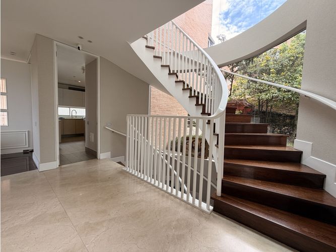 Casa de 5 alcobas en venta en Cerros De Niza, Bogotá, 410 m² · foto 21 de 24